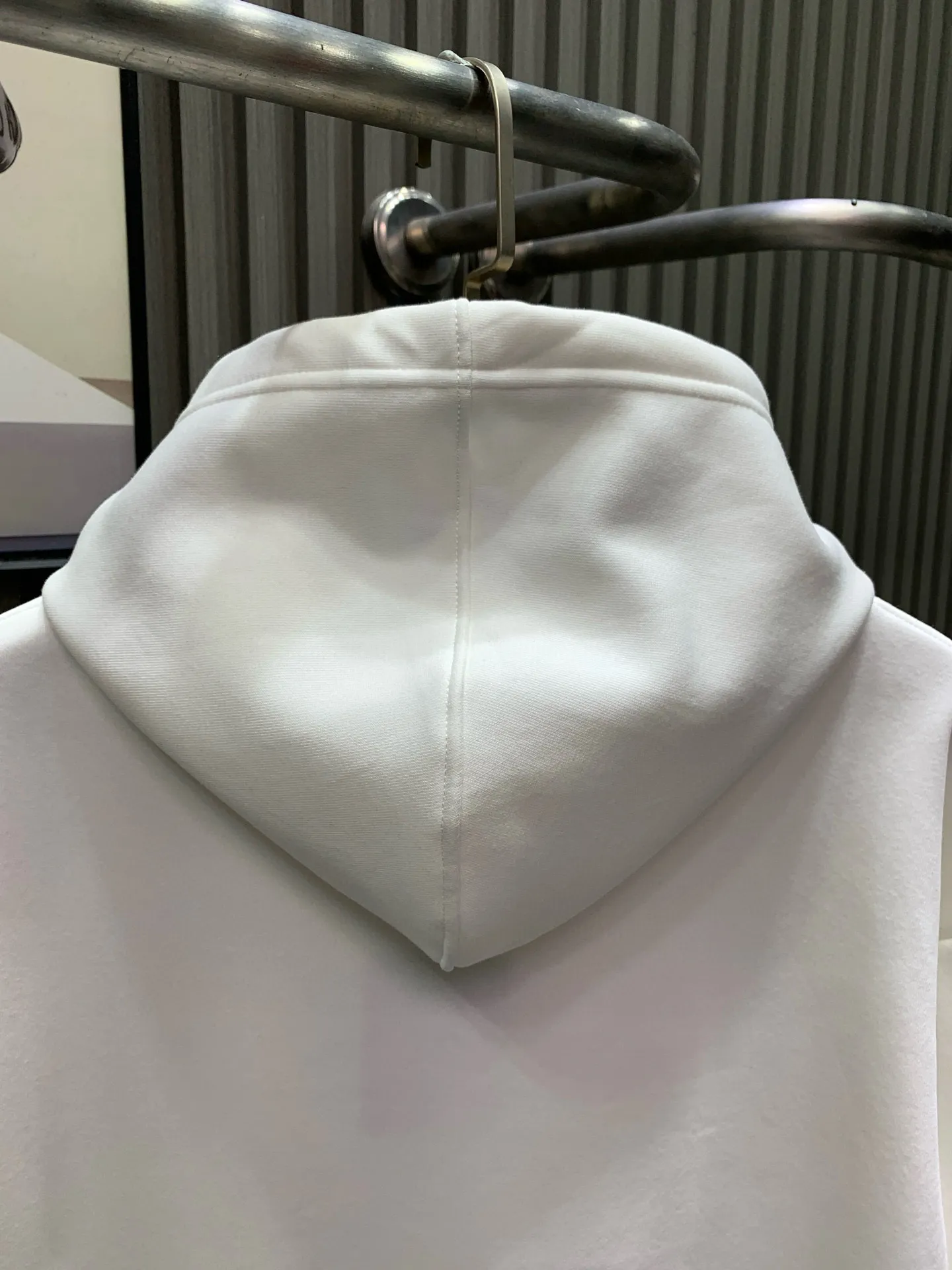🅿️280 🀄️ Louis Vuitton 1v25ss new autumn and winter printed hooded sweatshirt 400 grams of pure cotton ➕ silver fox velvet This hooded round-neck sweatshirt follows the transatlantic journey of this series and celebrates the art of travel with distinctive elements. Cotton blended knitting presents the Damier pattern. The intarsia logo outlined by Yingze yarn is like a luggage tag. High-viscosity cotton material woolen fabric High-count cotton added Dry and avoids stuffiness. Light luxury. A must-have item for daily commuting for men and women. Correct version. Welcome to compare.